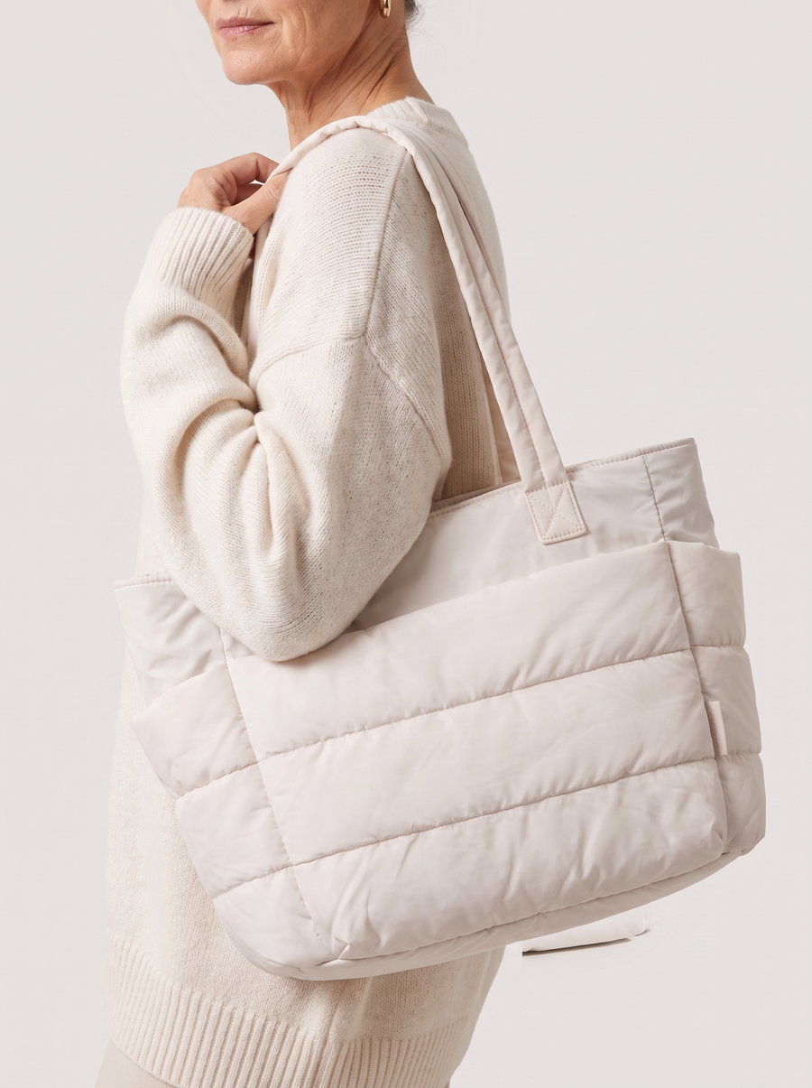 La Maison Puff Gesteppte Schultertasche Beige getragen