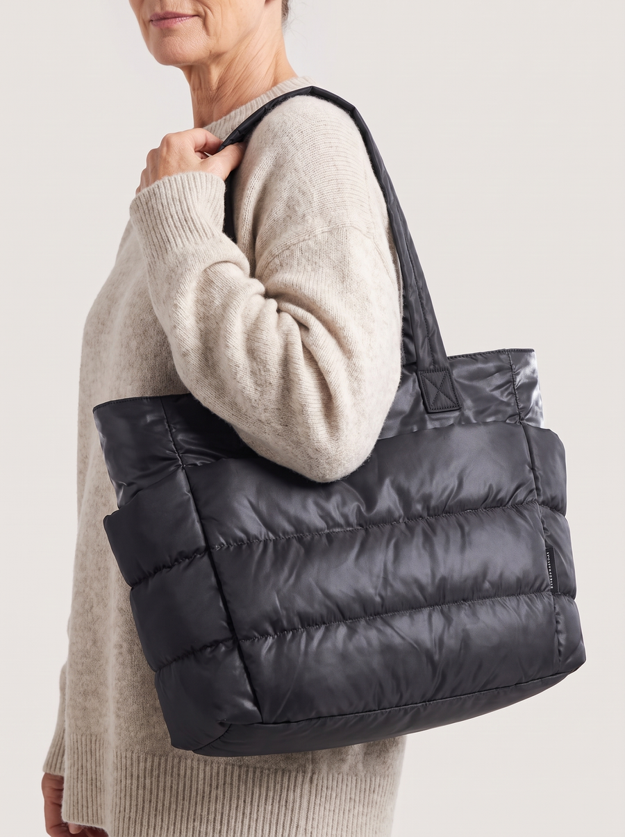 La Maison Puff Gesteppte Schultertasche Schwarz getragen