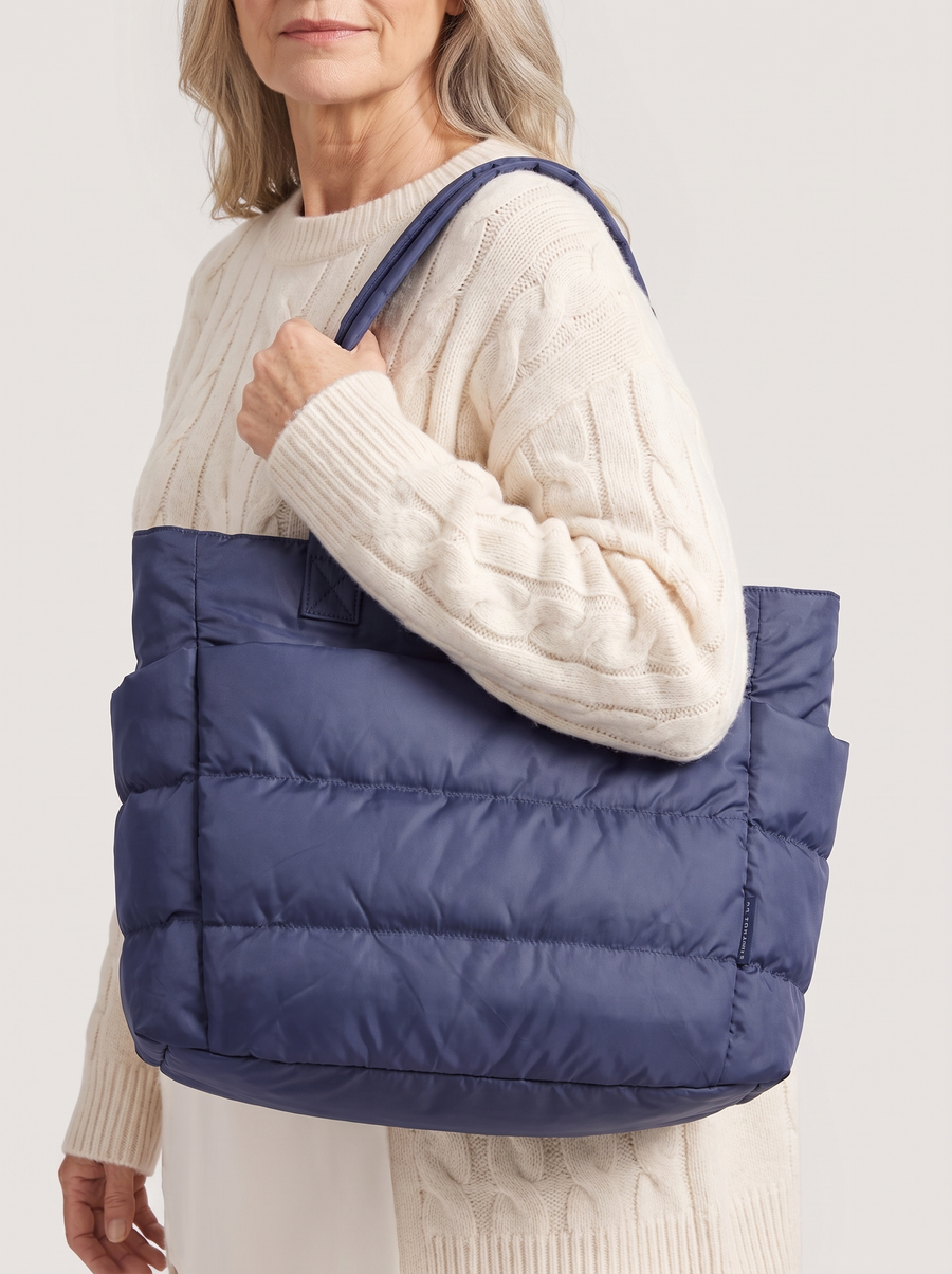 La Maison Puff Gesteppte Schultertasche Navy getragen