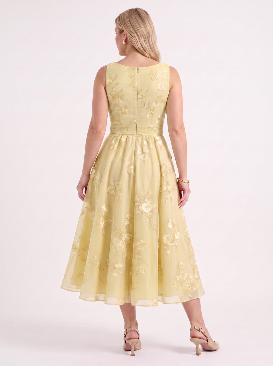 Cassie Midikleid in Wickeloptik mit floralem Muster