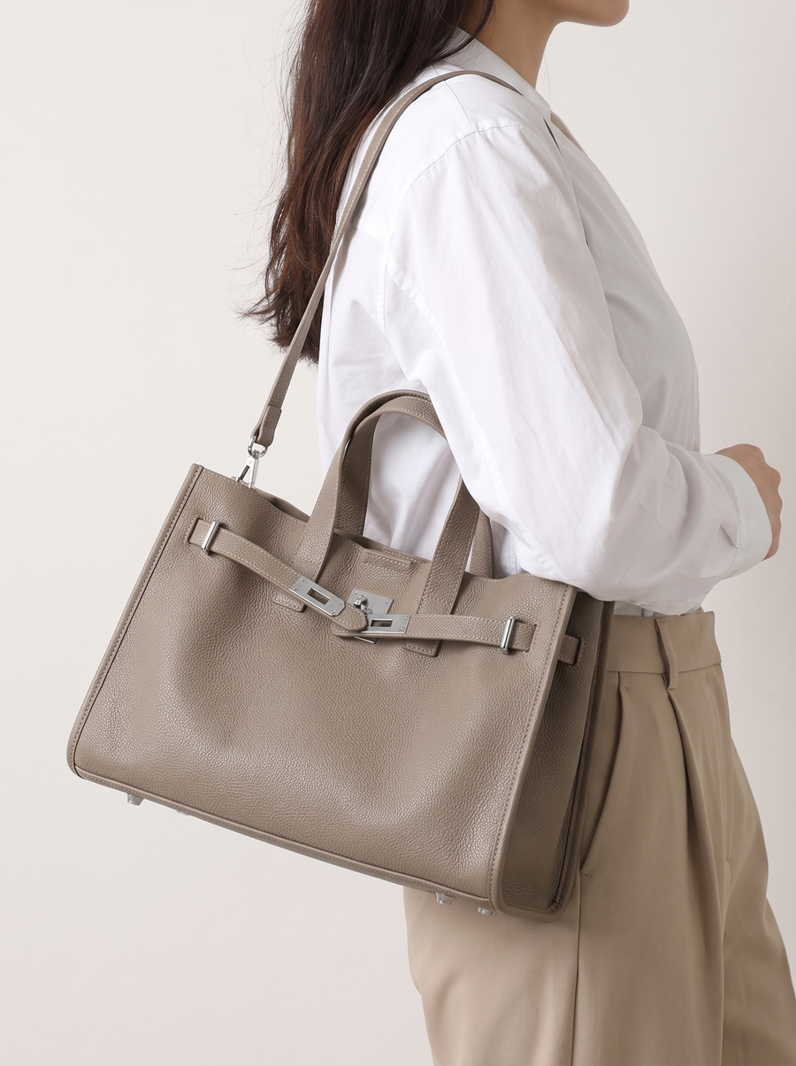 Loha Grosse Schultertasche Beige getragen