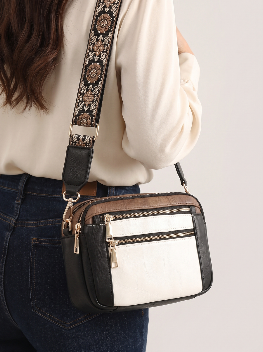 Elain Vegan-Leder Crossbody-Tasche Steingrau getragen