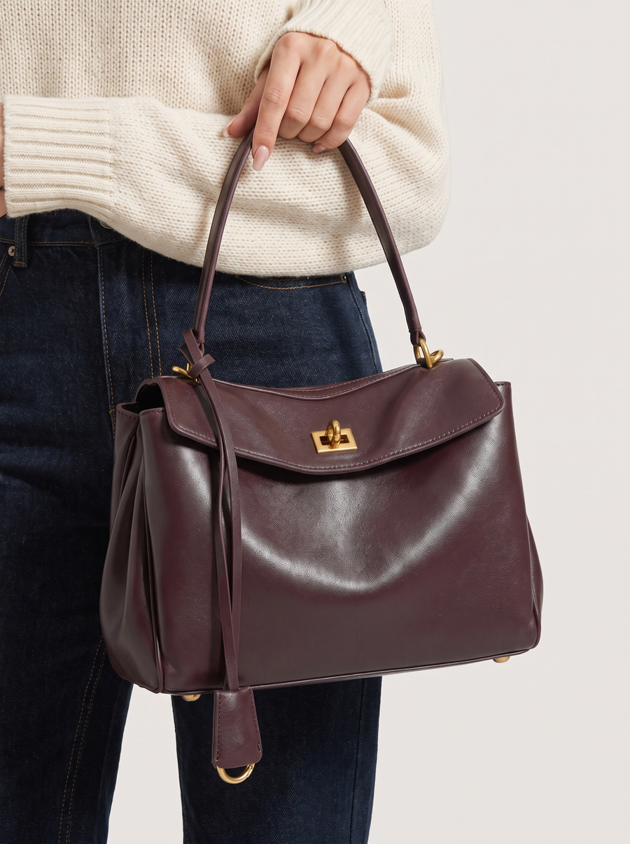 Libby Strukturierte Leder-Handtasche Braun getragen