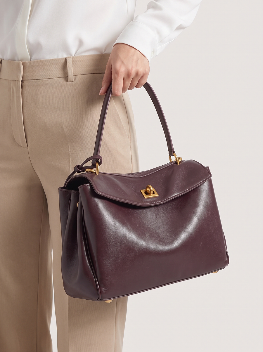 Libby Strukturierte Leder-Handtasche - Trageaufnahme