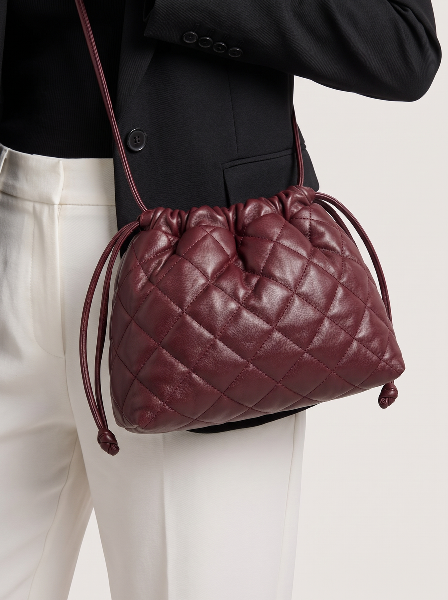 Kenny Gesteppte Hobo-Tasche Bordeaux getragen