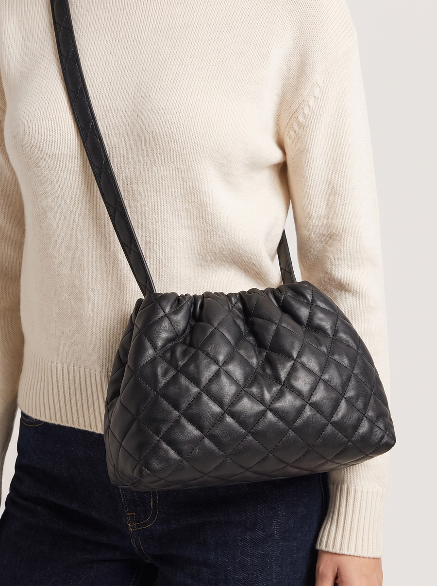 Kenny Gesteppte Hobo-Tasche Navy getragen