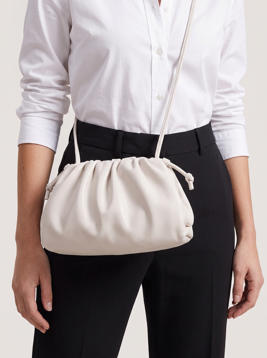 Kenny Gesteppte Hobo-Tasche Weiss getragen
