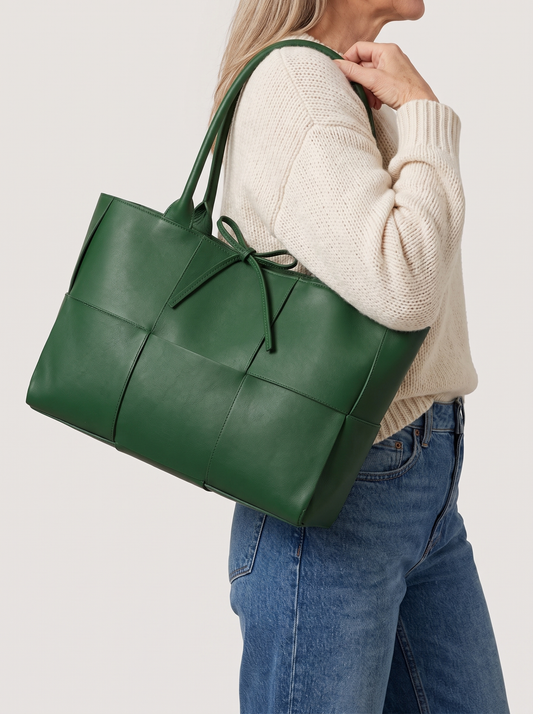 Agathi Shopper Smaragdgrün am Model