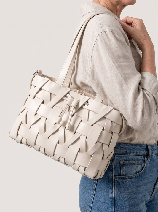 Annita Tasche Weiss am Model