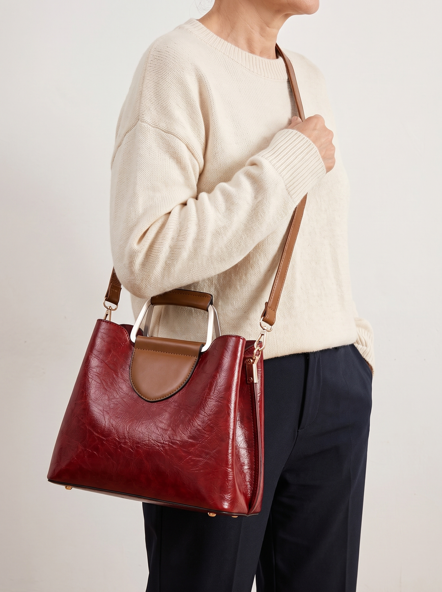 Anna Henkeltasche Rot am Model