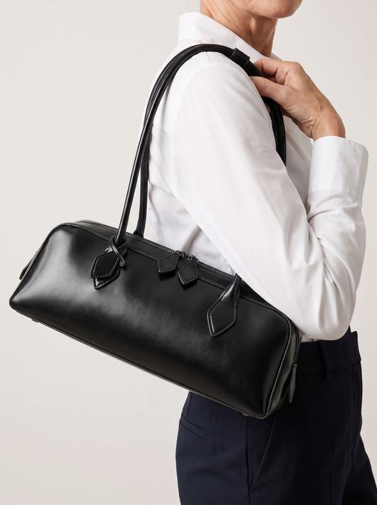 Luzia Schultertasche Schwarz am Model