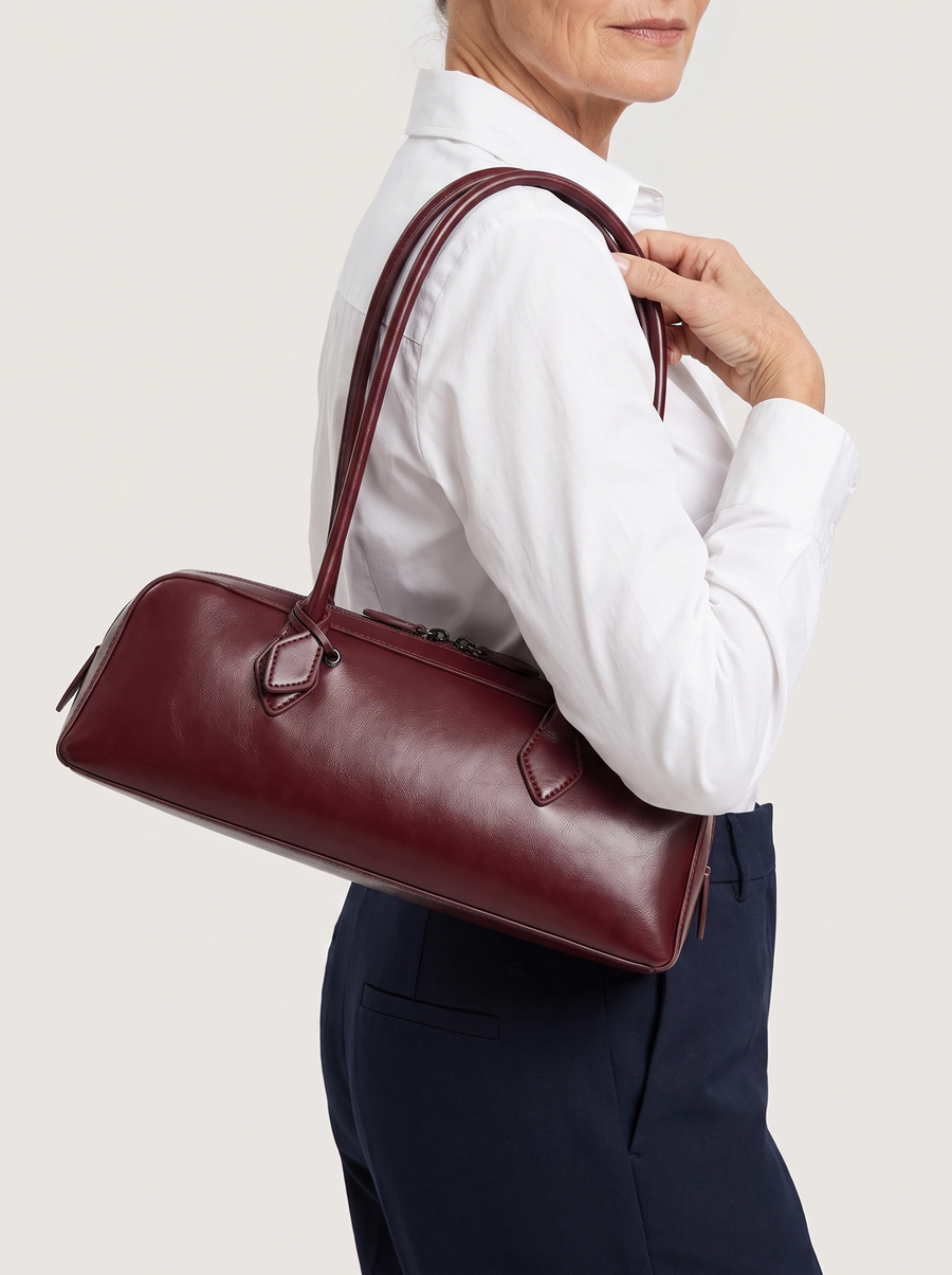 Luzia Schultertasche Weinrot am Model