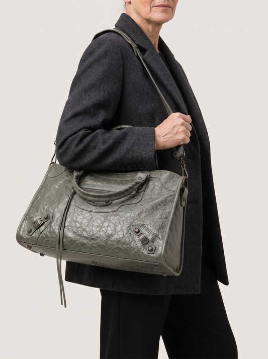 Iris Grosser Shopper Anthrazit am Model