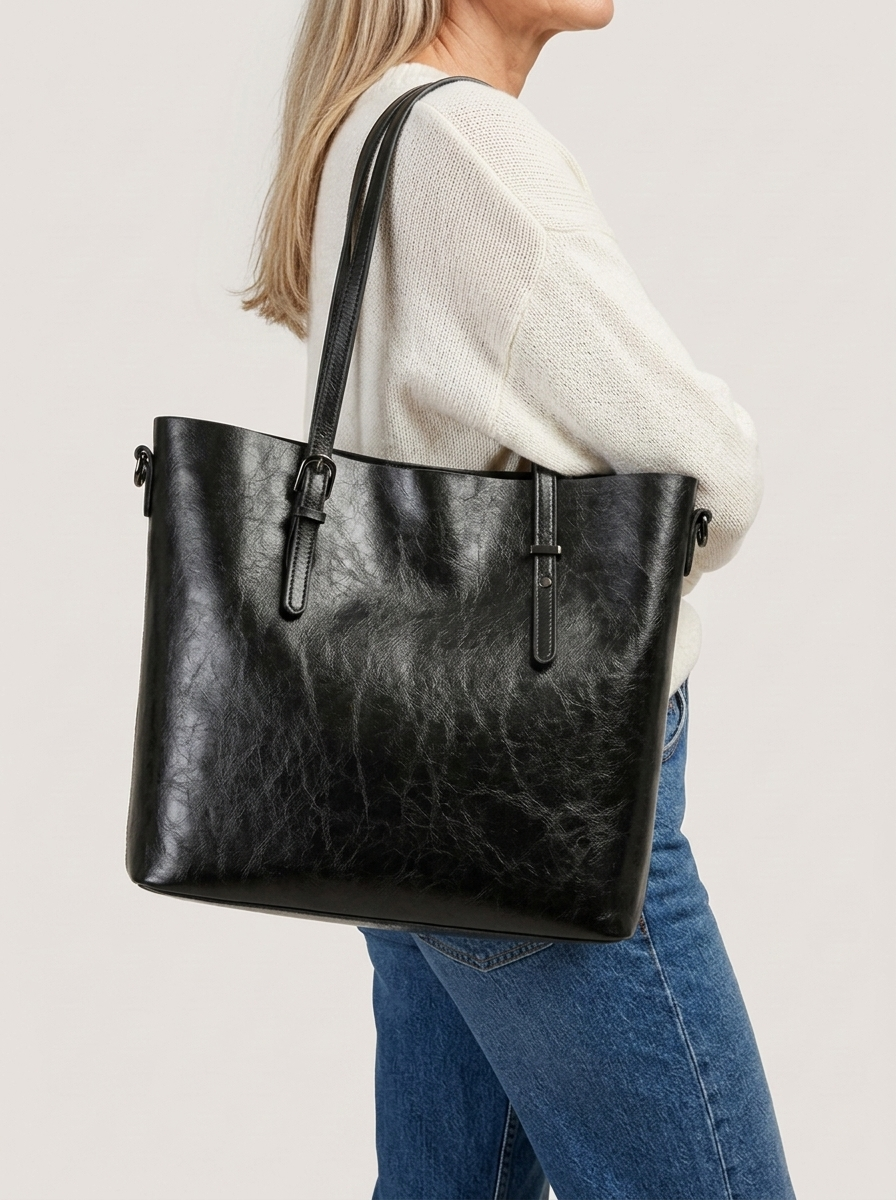 Loria Schultertasche Schwarz am Modell