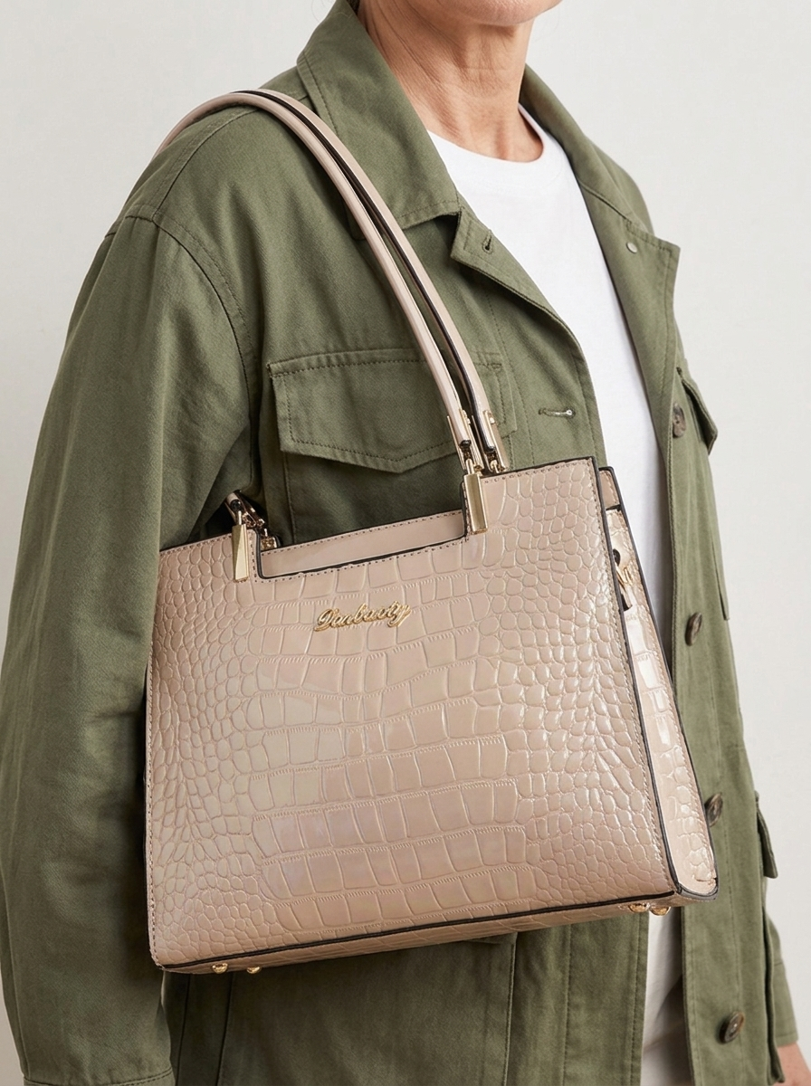 Erain Ledertasche Khaki am Modell