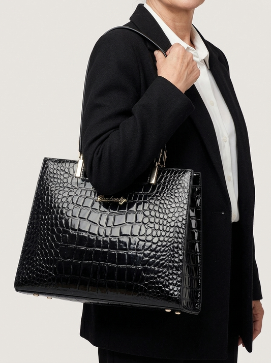 Erain Ledertasche Schwarz am Modell