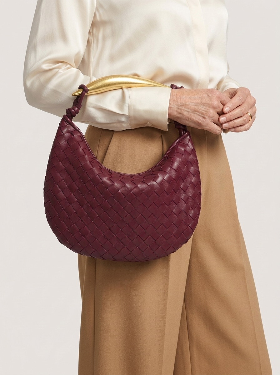 Alexandra Tasche Weinrot am Modell