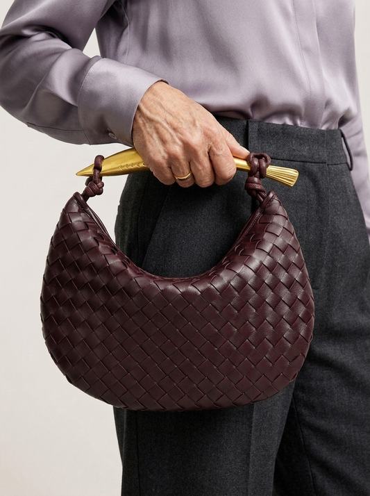 Alexandra Tasche Lila am Modell