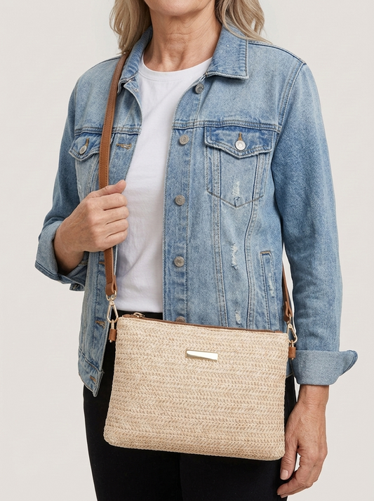 Schmale Crossbody Tasche mit Flechtmuster - Beige - Model
