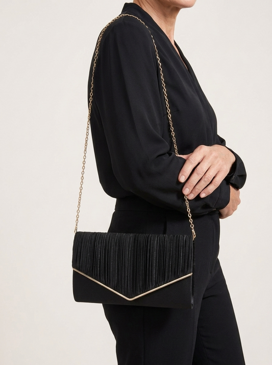 Plissierte Clutch mit Kettenriemen - Schwarz - Model