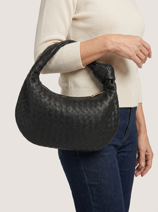 Geflochtener Hobo Bag mit Knotenhenkel - Schwarz - Model