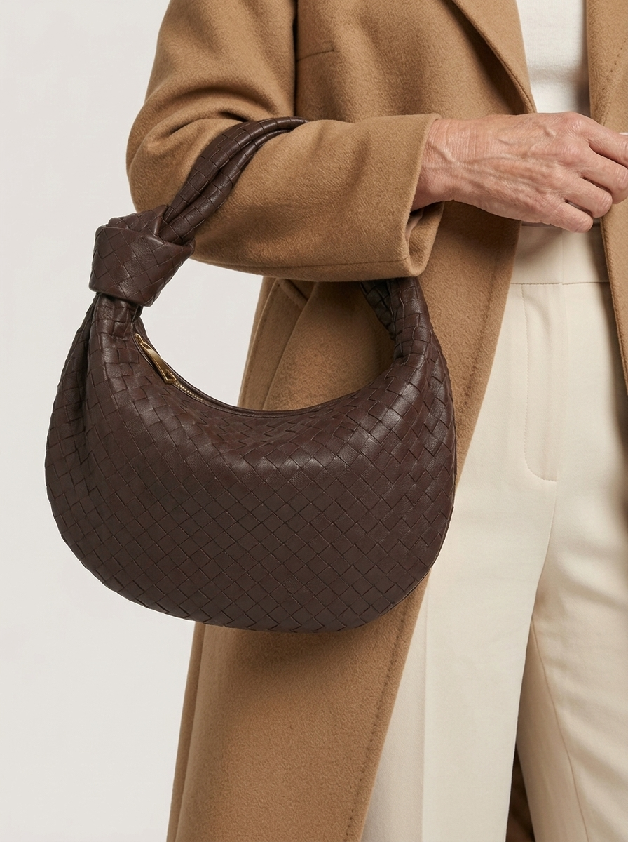 Geflochtener Hobo Bag mit Knotenhenkel - Karamell - Model