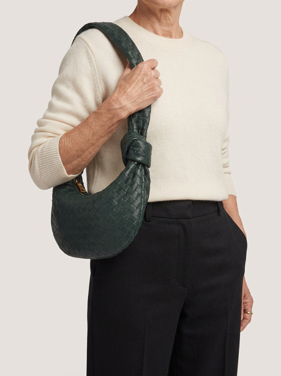 Geflochtener Hobo Bag mit Knotenhenkel - Dunkelgrün - Model