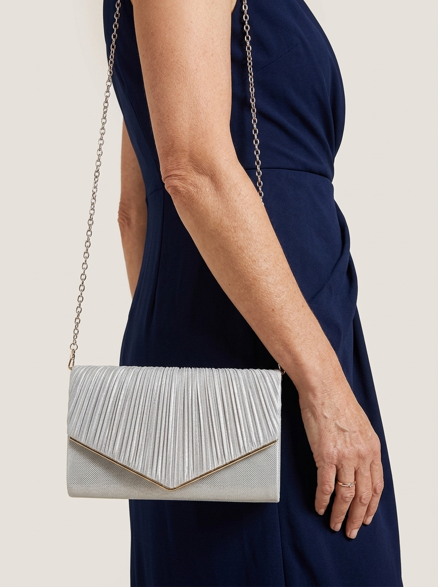 Plissierte Clutch mit Kettenriemen - Beige - Model