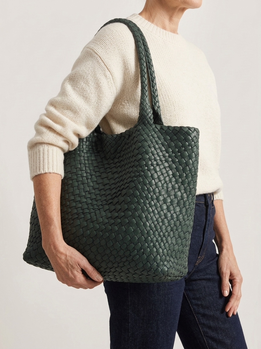 Geflochtene Henkeltasche aus gewebten Panels - Dunkelgrün - Model