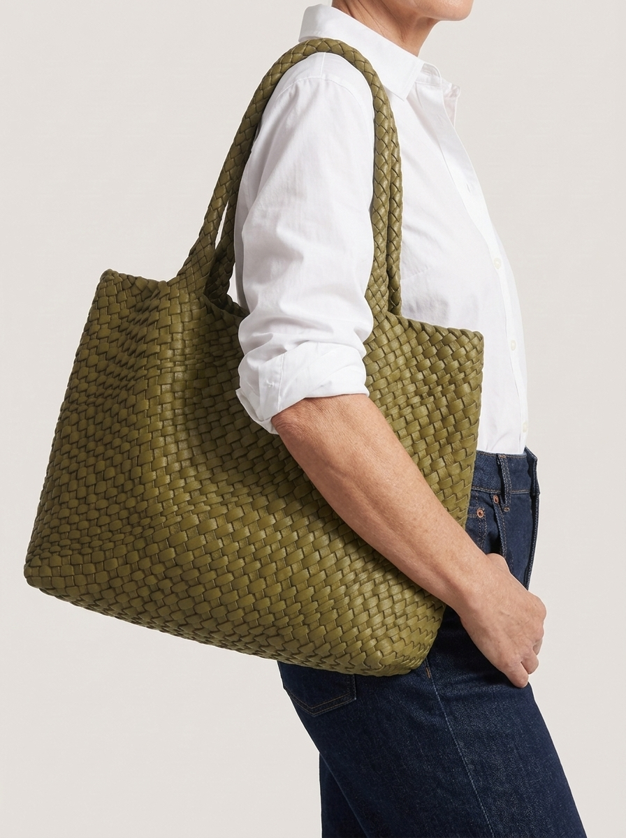 Geflochtene Henkeltasche aus gewebten Panels - Olive - Model