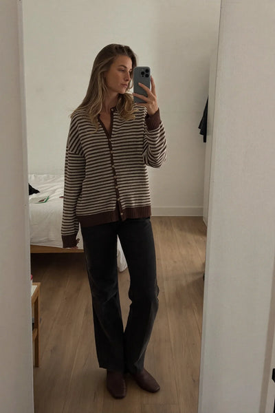 Kundin Lauren trägt Rosa Mae